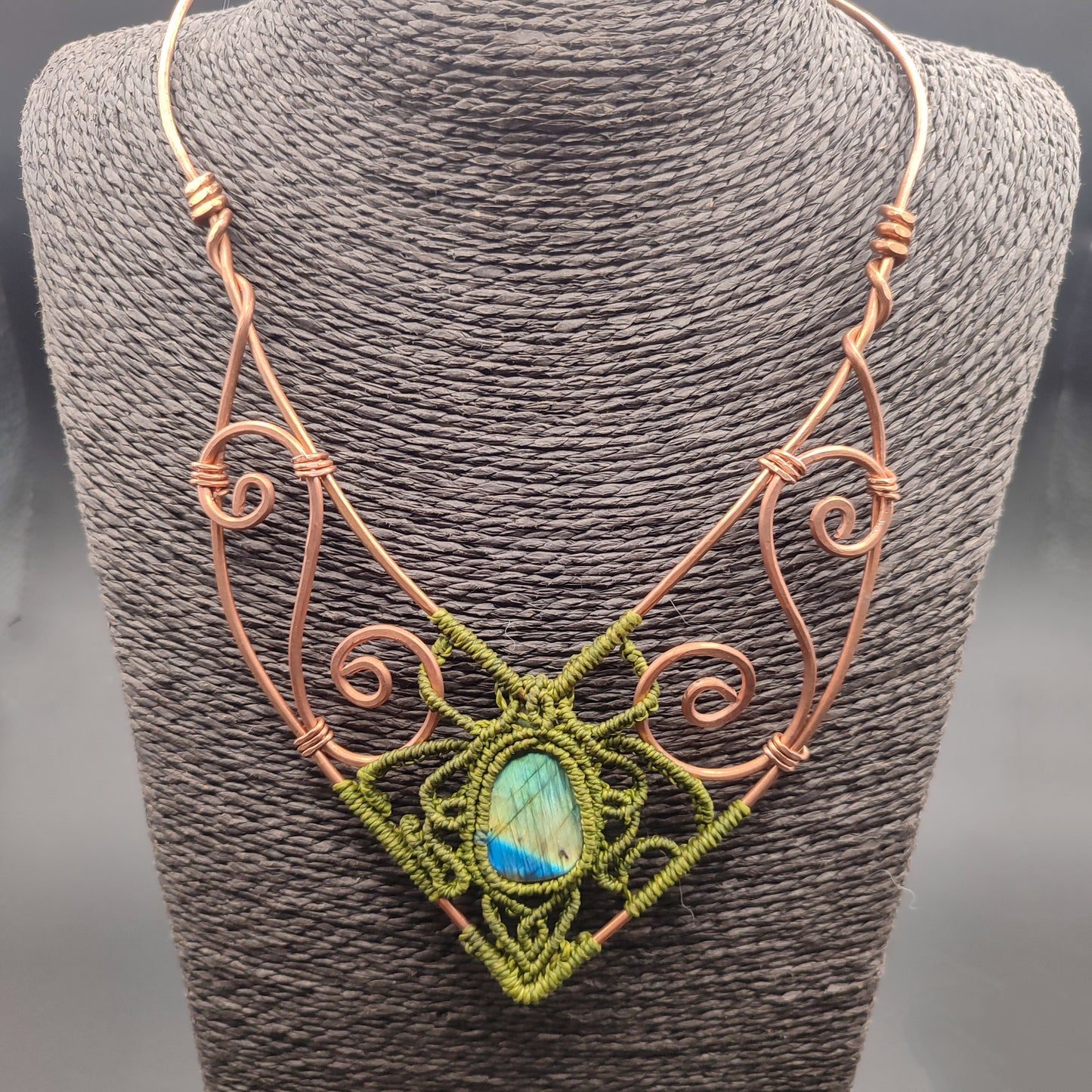 Detalle de la piedra labradorita natural engarzada en hilo y cobre