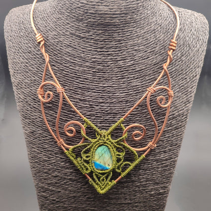 Detalle de la piedra labradorita natural engarzada en hilo y cobre