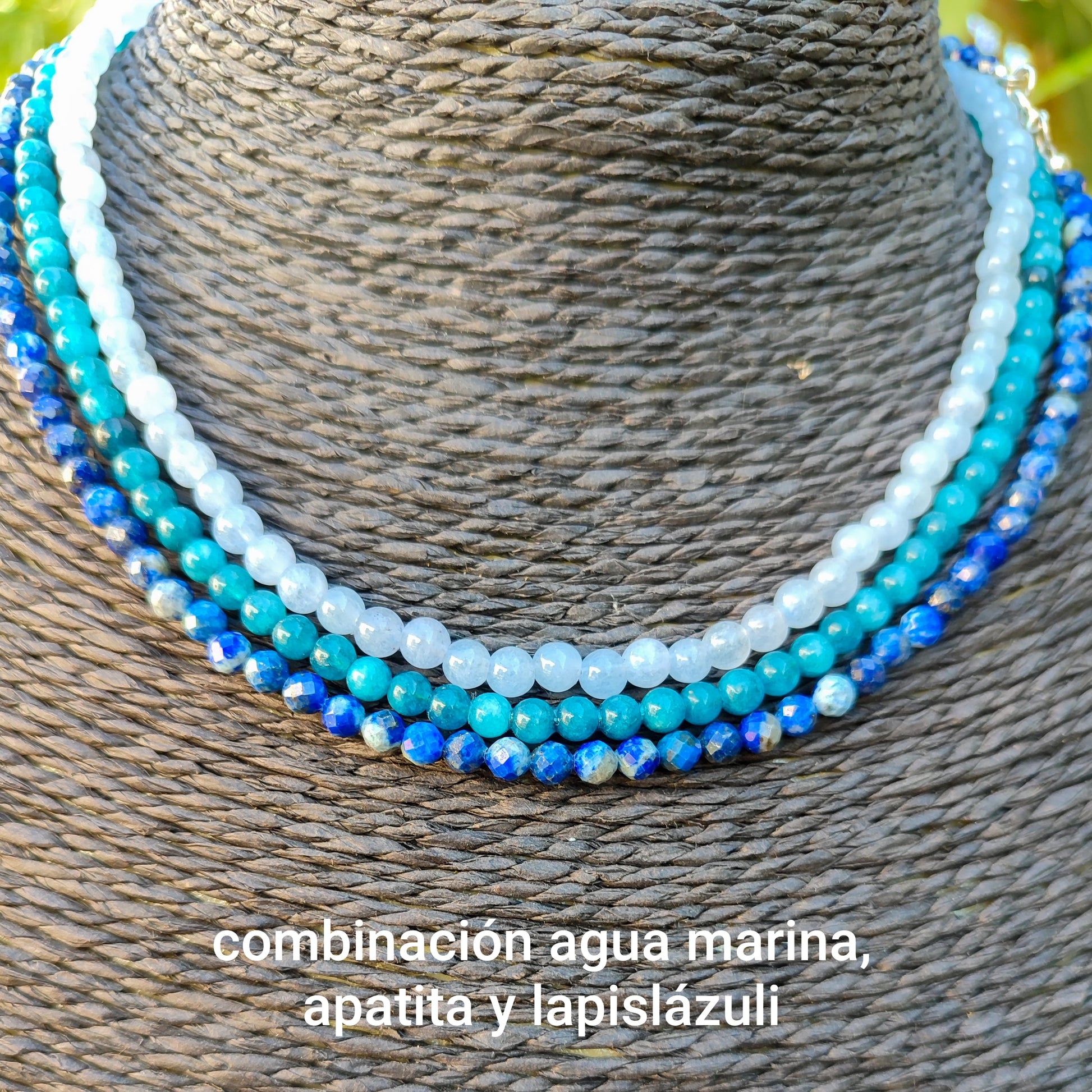 Combinación de collares de piedras naturales en tonos azules sobre busto.