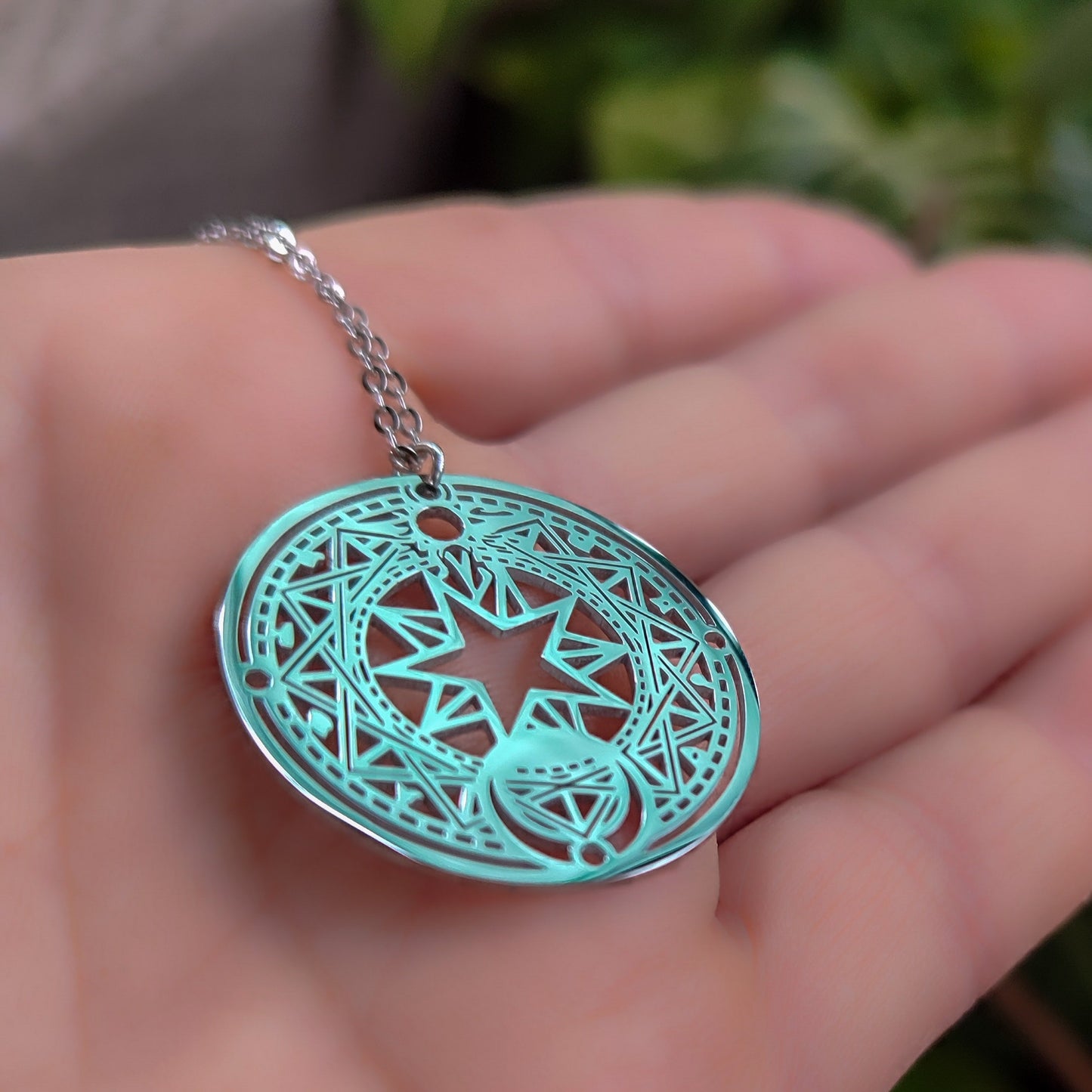 Detalle del tamaño y brillo espejo del medallón estelar en la mano