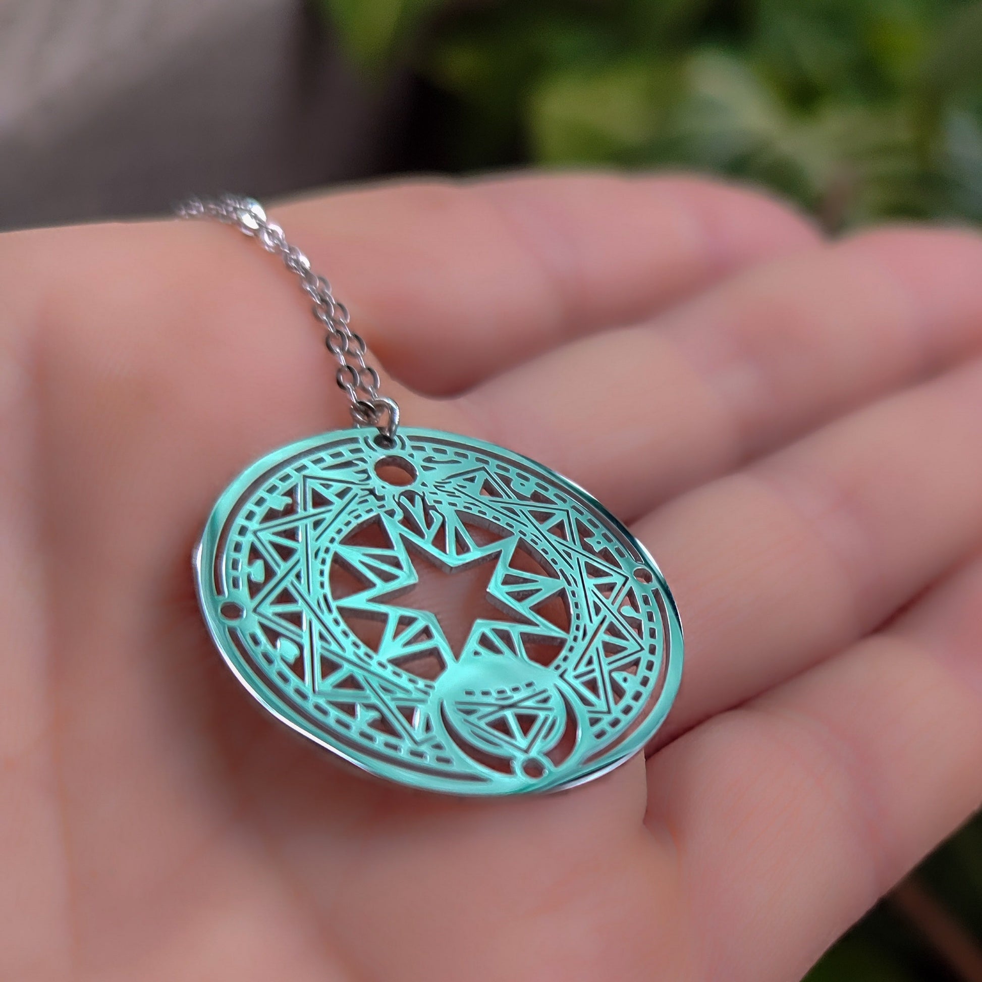 Detalle del tamaño y brillo espejo del medallón estelar en la mano