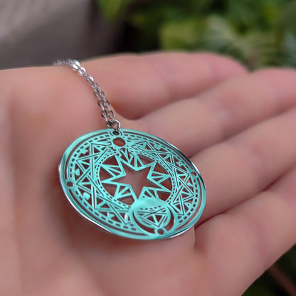 Detalle del tamaño y brillo espejo del medallón estelar en la mano