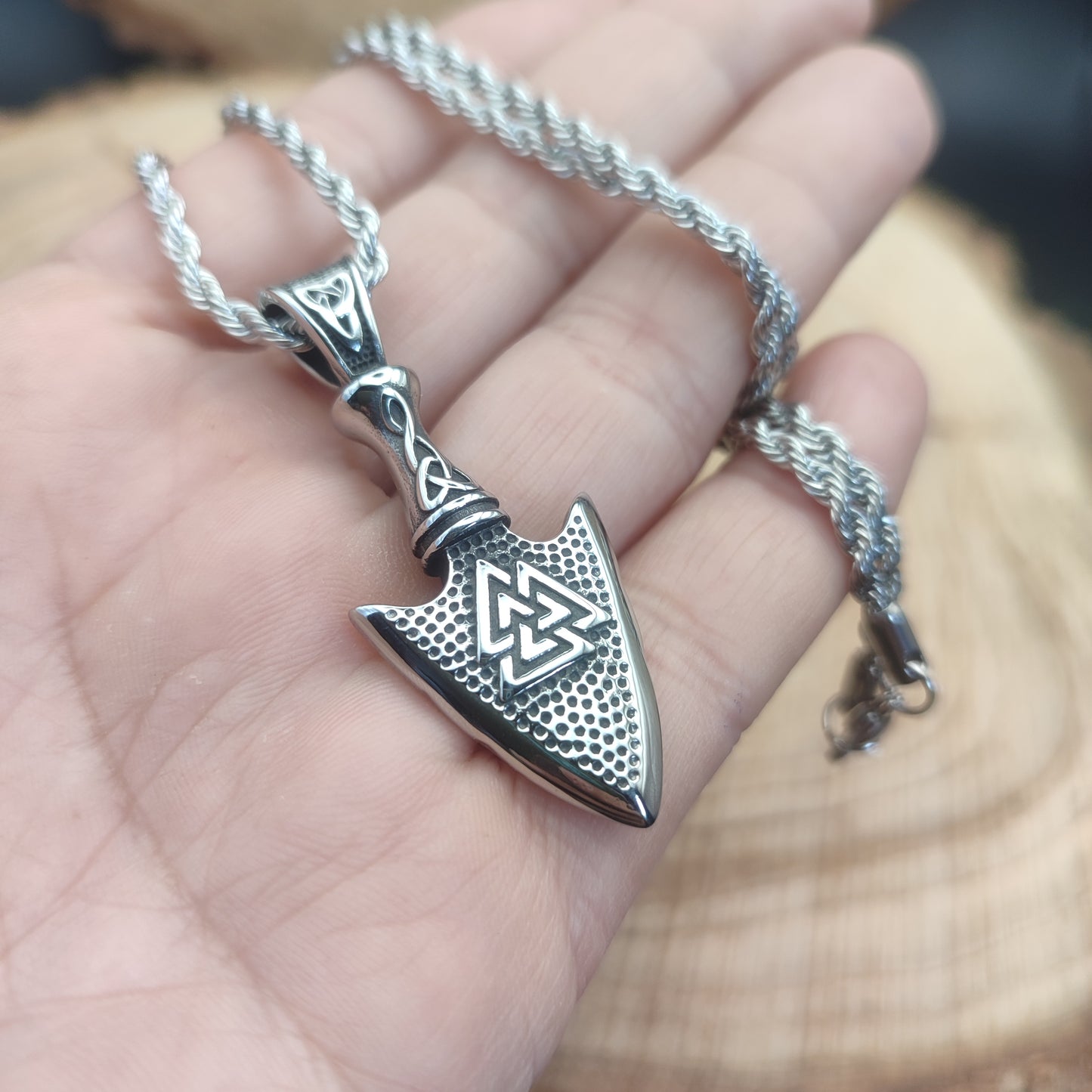 Tamaño real del colgante de lanza vikinga Gungnir en la palma de la mano