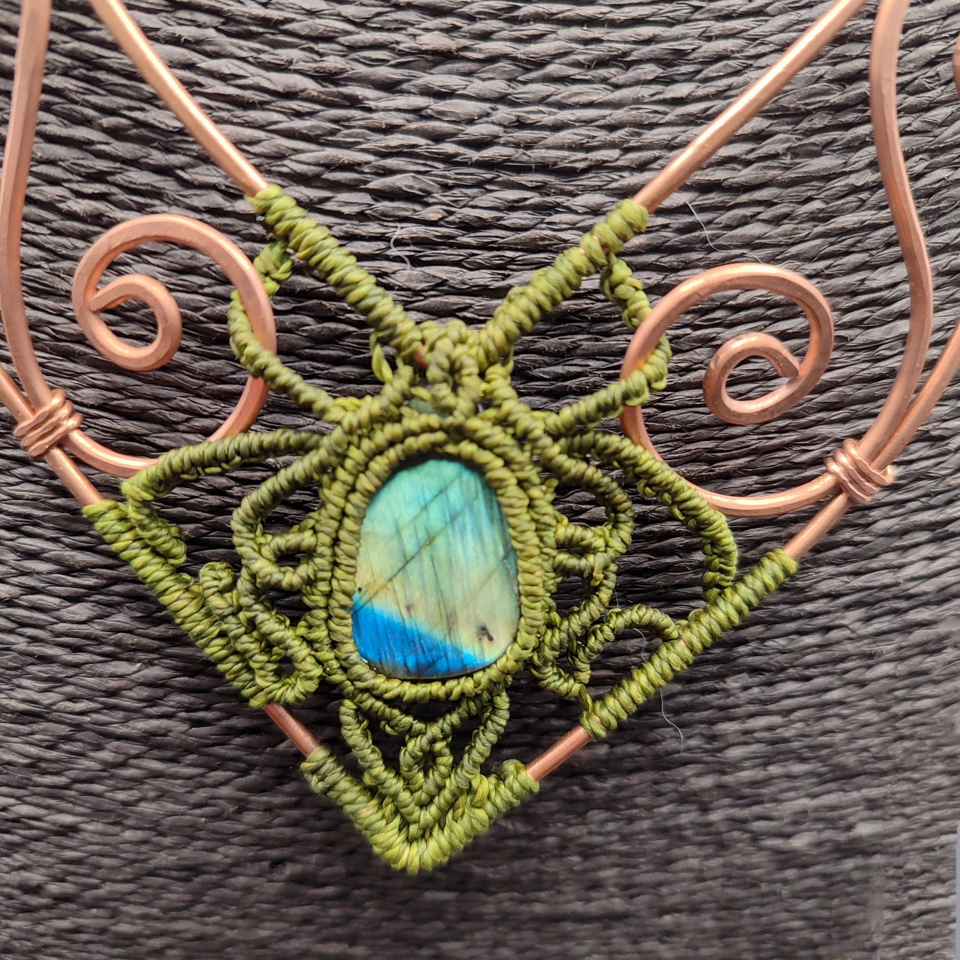 Zoom al tejido de micro-macramé verde sobre la base de cobre