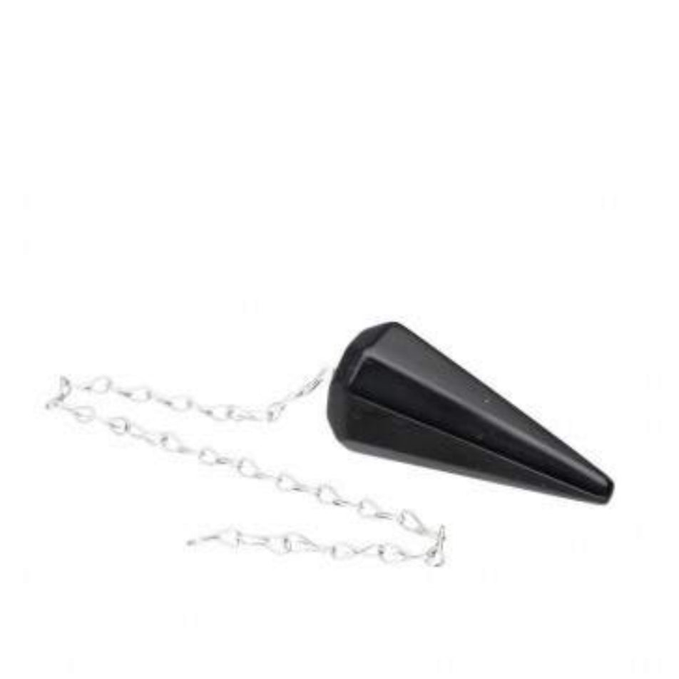 Péndulo facetado de obsidiana negra sobre fondo blanco para equilibrar el chakra raíz y protección psíquica.