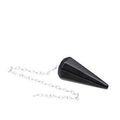 Péndulo facetado de obsidiana negra sobre fondo blanco para equilibrar el chakra raíz y protección psíquica.