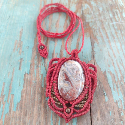 colgante de macramé con hilo rojo y ágata crazy lace
