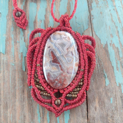 colgante de macramé con hilo rojo y ágata crazy lace