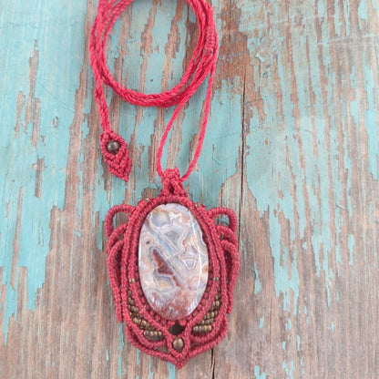 colgante de macramé con hilo rojo y ágata crazy lace