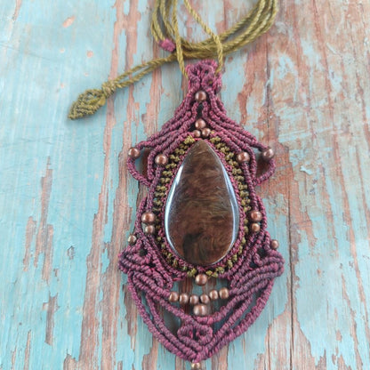colgante de macramé con obsidiana manto huichol
