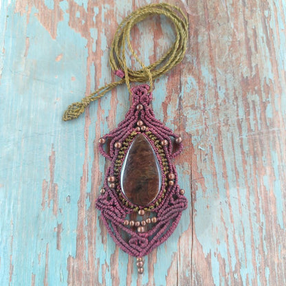 colgante de macramé con obsidiana manto huichol