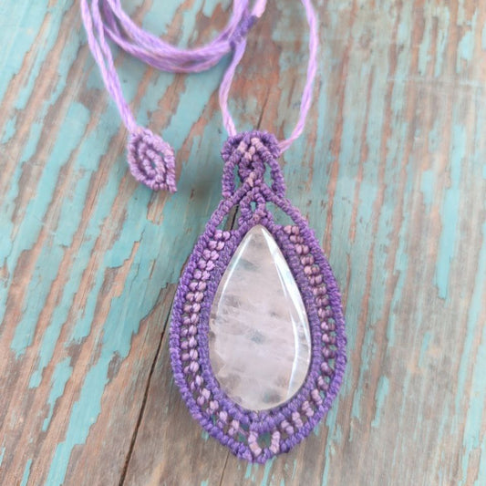 colgante de cuarzo rosa y macramé