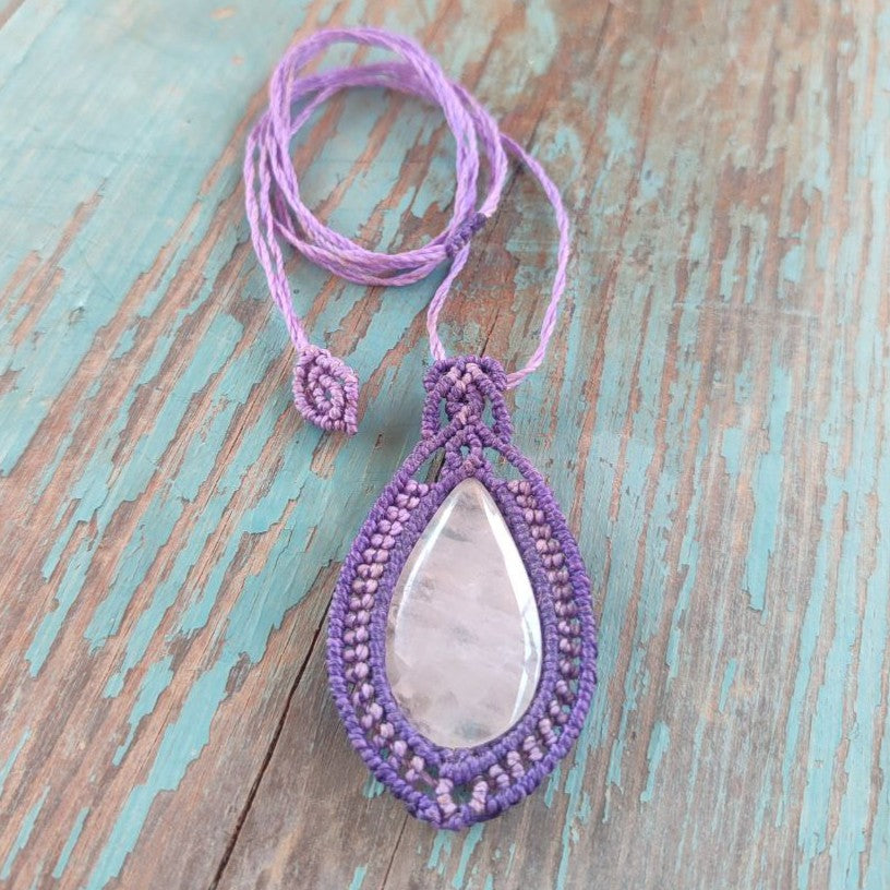 colgante de cuarzo rosa y macramé