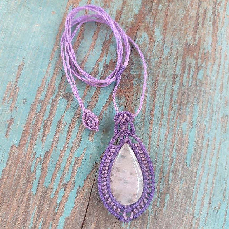 colgante de cuarzo rosa y macramé