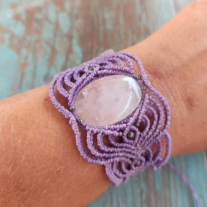 pulsera ancha de macramé lila con cuarzo rosa