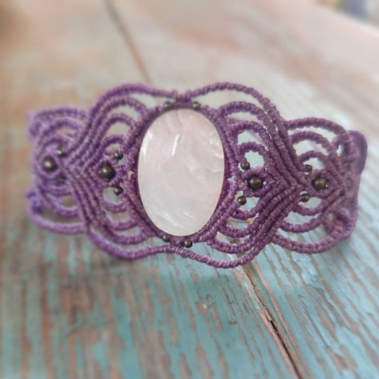 pulsera ancha de macramé lila con cuarzo rosa
