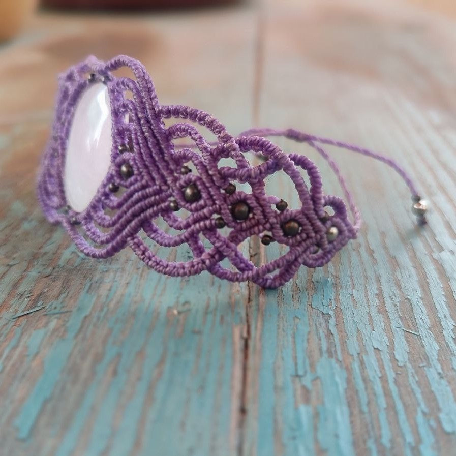 pulsera ancha de macramé lila con cuarzo rosa