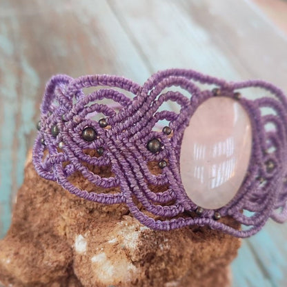 pulsera ancha de macramé lila con cuarzo rosa