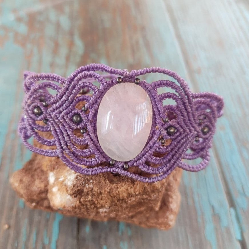 pulsera ancha de macramé lila con cuarzo rosa