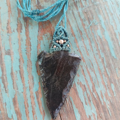 colgante de punta de flecha de obsidiana con hilo azul