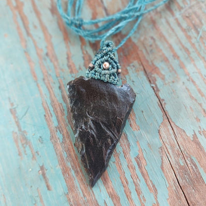 colgante de punta de flecha de obsidiana con hilo azul