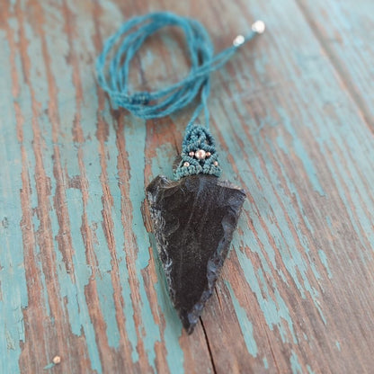 colgante de punta de flecha de obsidiana con hilo azul