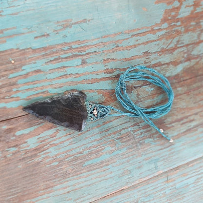 colgante de punta de flecha de obsidiana con hilo azul
