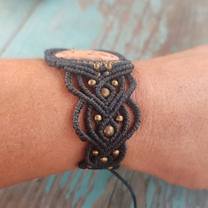 pulsera de macramé ancha negra con piedra