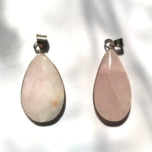 Colgante de cuarzo rosa con doble baño de plata