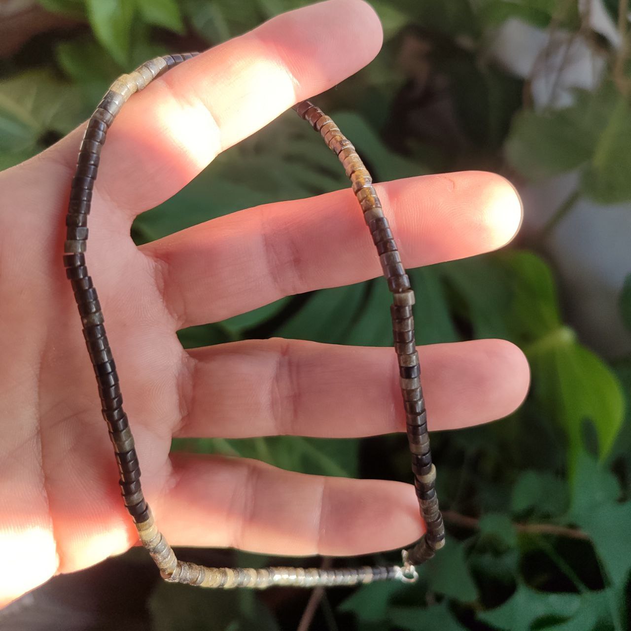Collar de obsidiana dorada