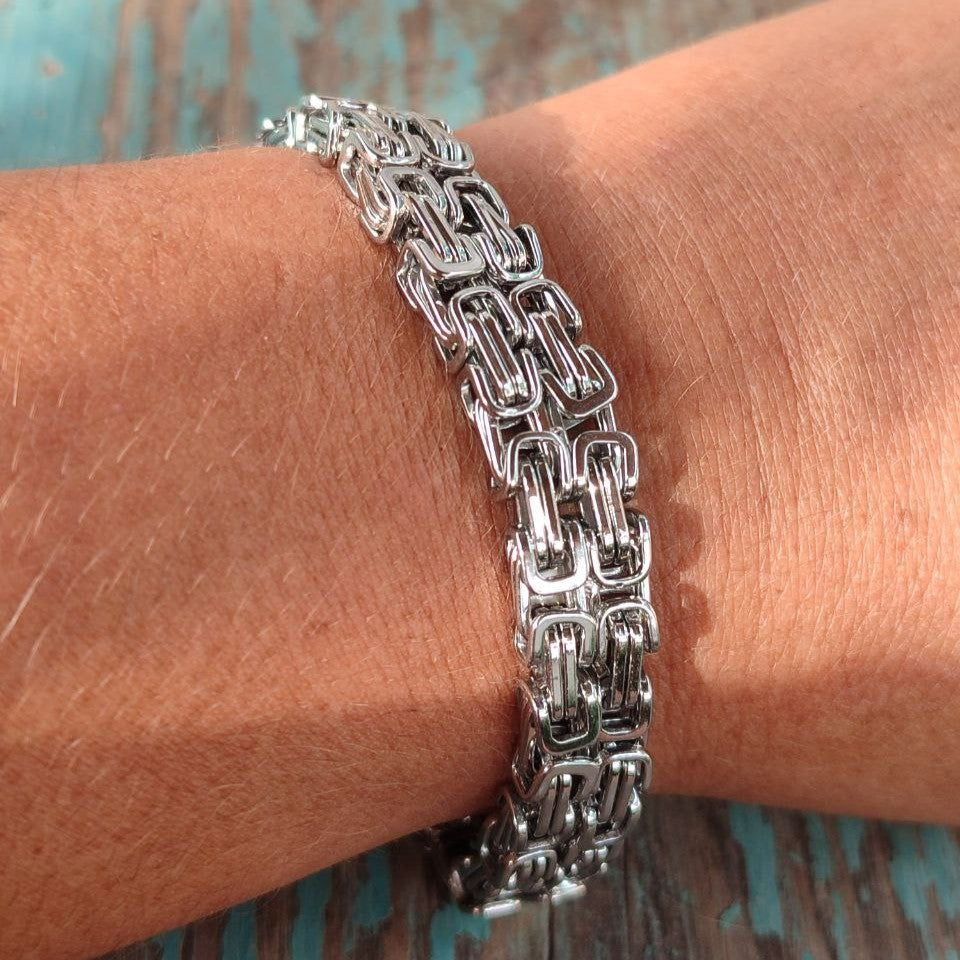 Steel bracelet with magnetic closure