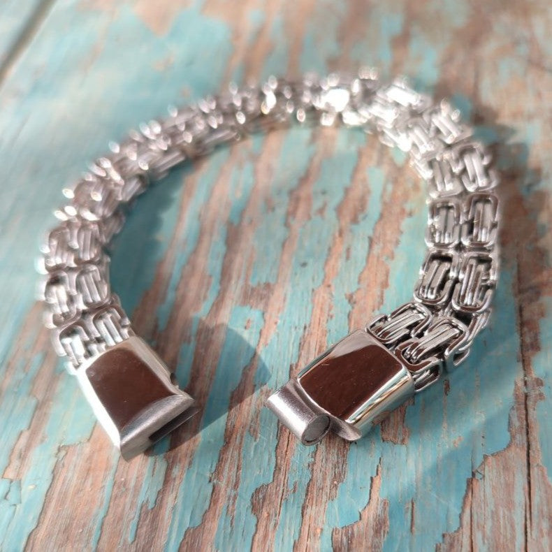 Steel bracelet with magnetic closure