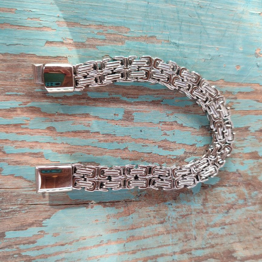 Steel bracelet with magnetic closure
