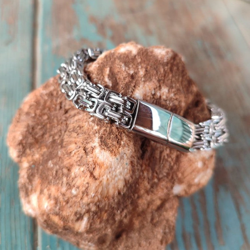 Steel bracelet with magnetic closure