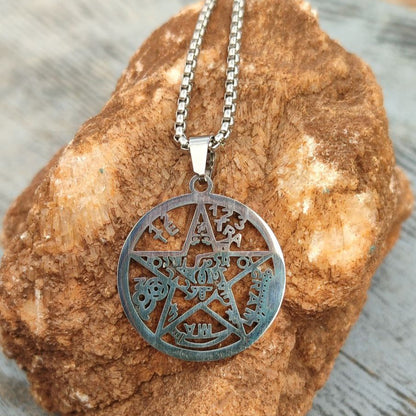 Pendentif Tétragramme