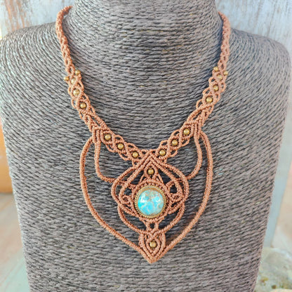 Collar de macramé con apatita