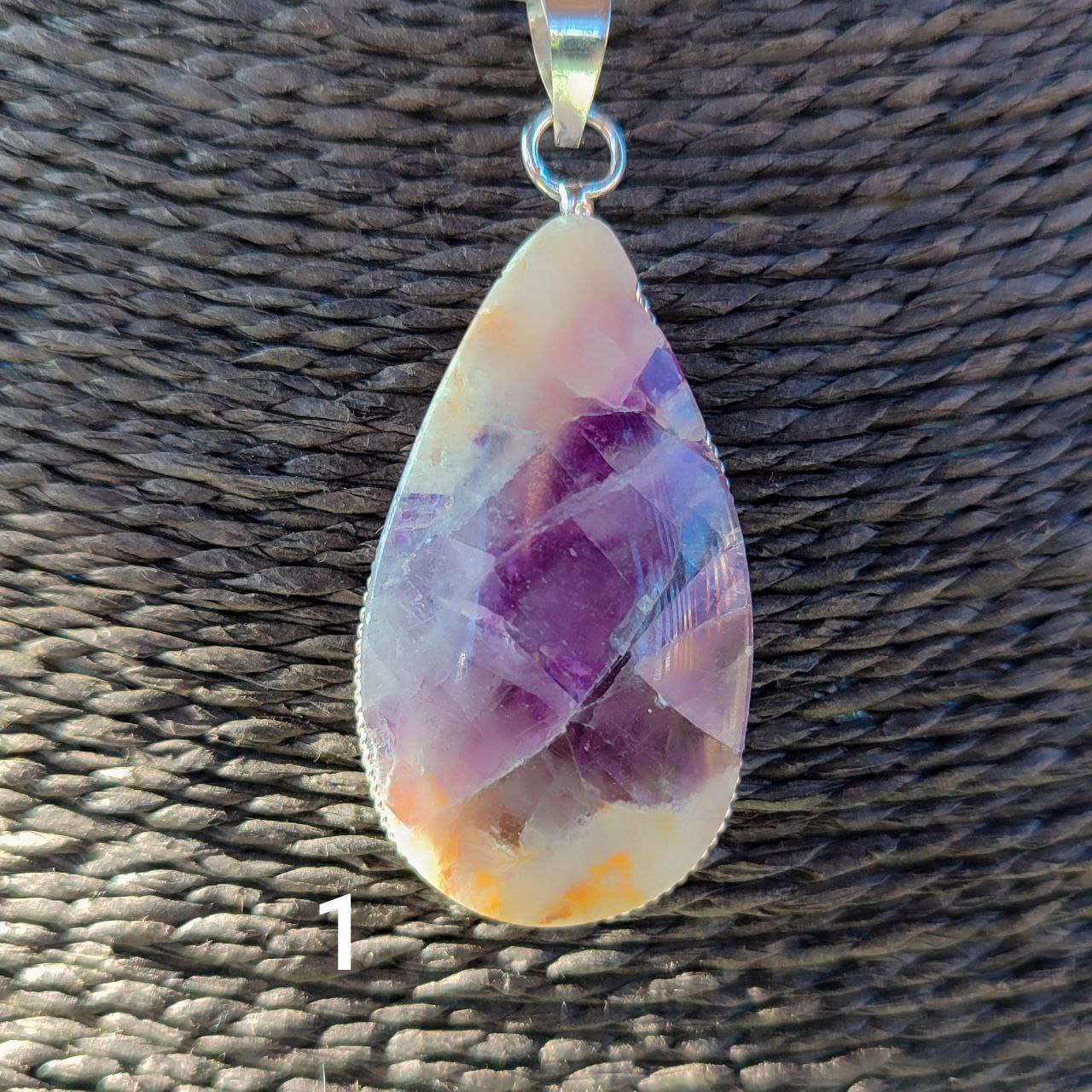 Colgante de fluorita morada