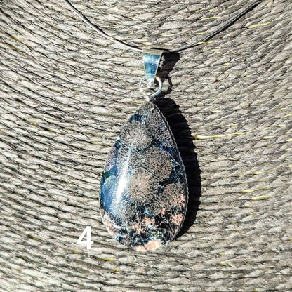 Colgante de calcedonia negra