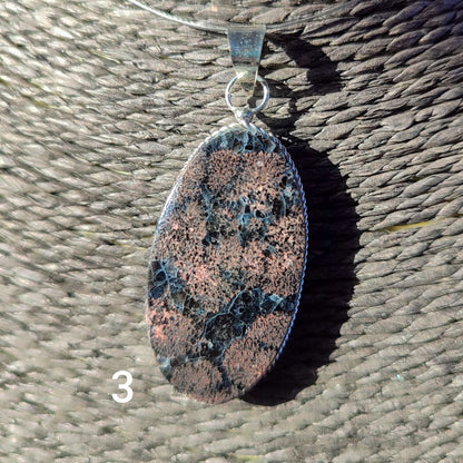 Colgante de calcedonia negra