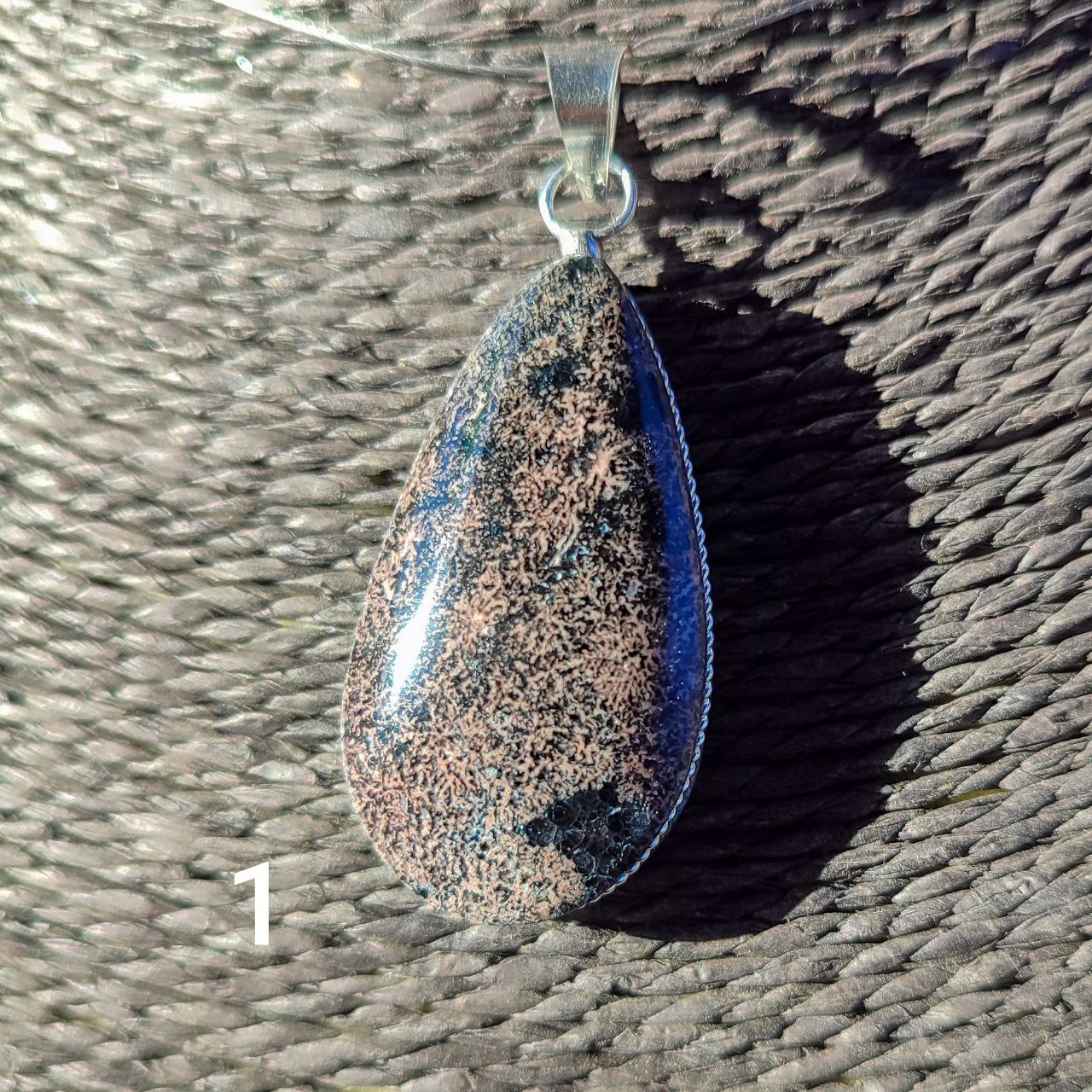 Colgante de calcedonia negra