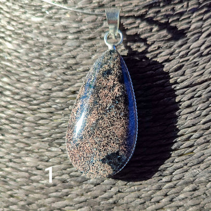 Colgante de calcedonia negra