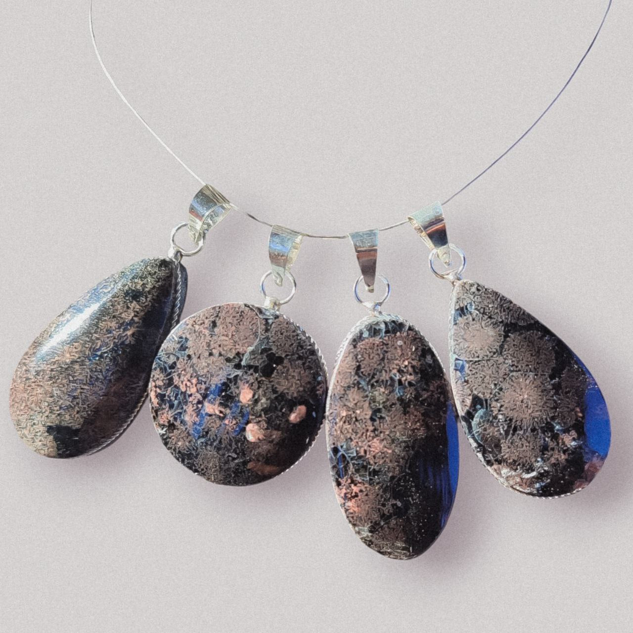 Colgante de calcedonia negra