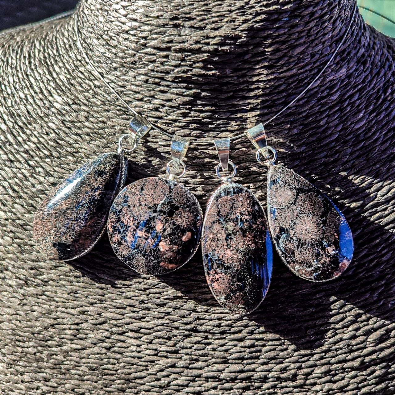 Colgante de calcedonia negra