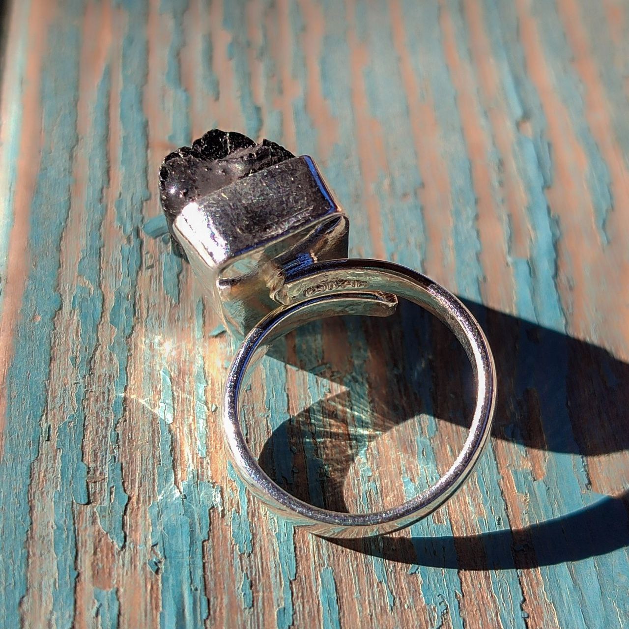 Anillo de turmalina negra