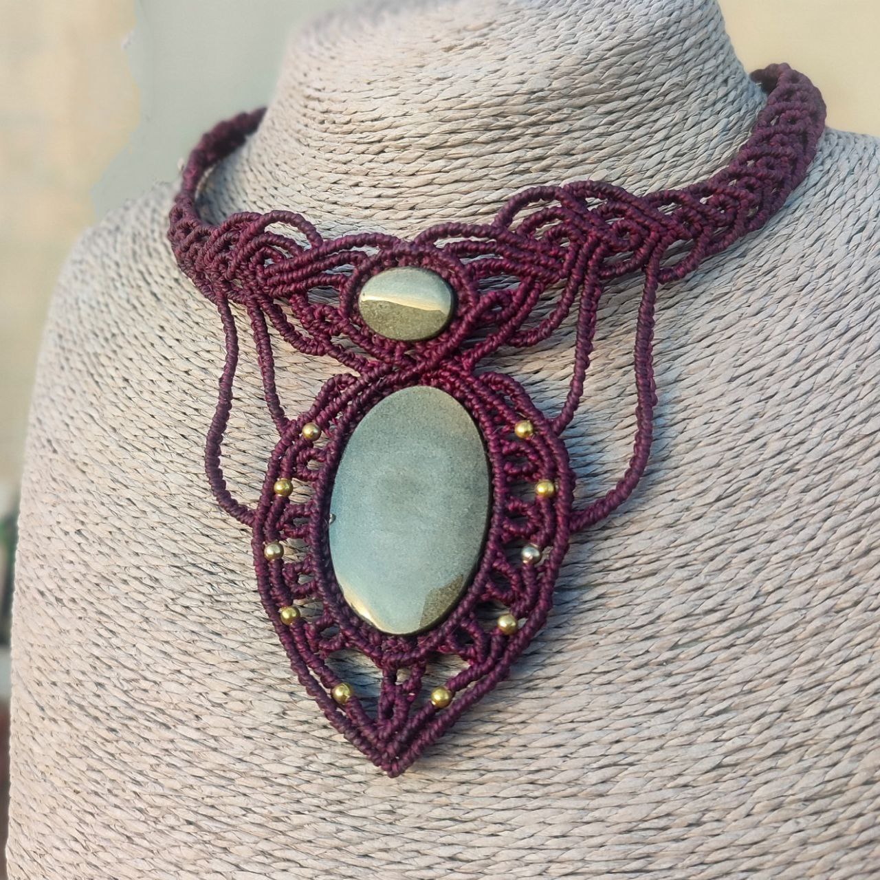 collar de obsidianas doradas .  collar de macramé con obsidianas . gargantilla con obsidianas. collar hilo berenjena.  collar mujer. choker