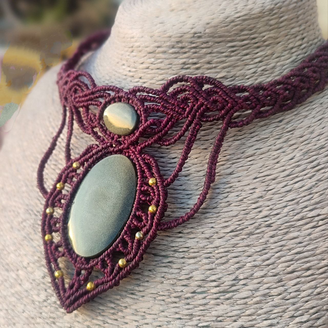 collar de obsidianas doradas .  collar de macramé con obsidianas . gargantilla con obsidianas. collar hilo berenjena.  collar mujer. choker