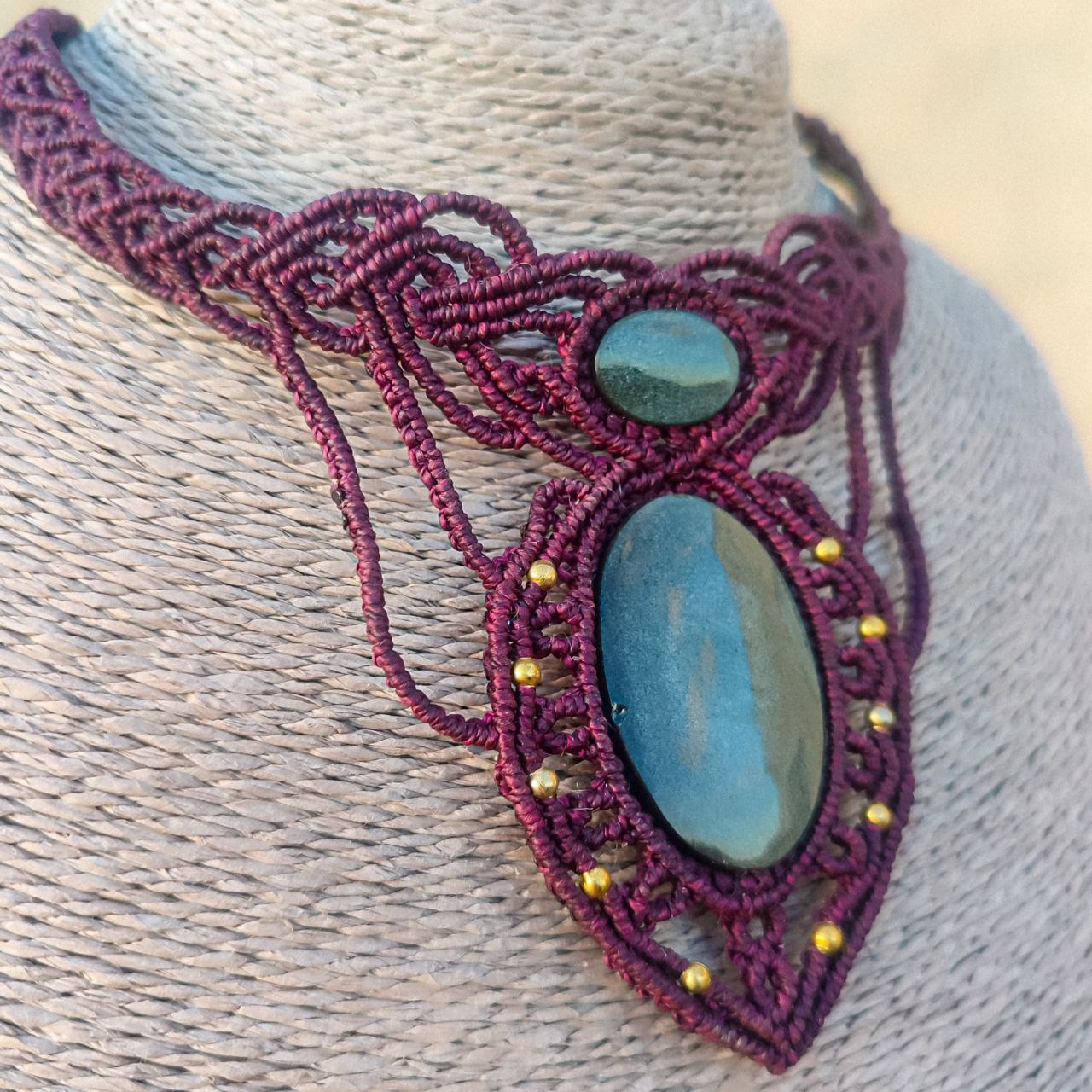 collar de obsidianas doradas .  collar de macramé con obsidianas . gargantilla con obsidianas. collar hilo berenjena.  collar mujer. choker