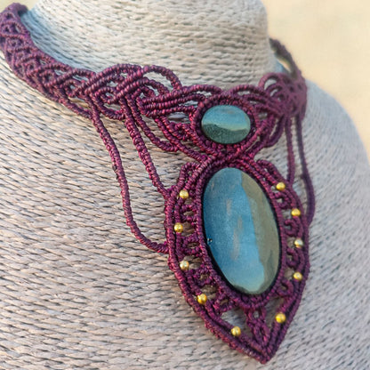collar de obsidianas doradas .  collar de macramé con obsidianas . gargantilla con obsidianas. collar hilo berenjena.  collar mujer. choker