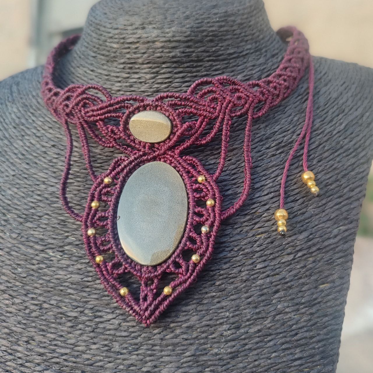 collar de obsidianas doradas .  collar de macramé con obsidianas . gargantilla con obsidianas. collar hilo berenjena.  collar mujer. choker