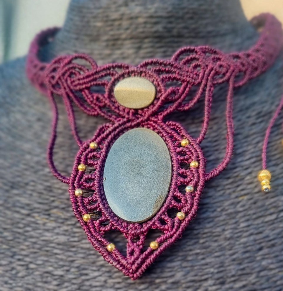 collar de obsidianas doradas .  collar de macramé con obsidianas . gargantilla con obsidianas. collar hilo berenjena.  collar mujer. choker